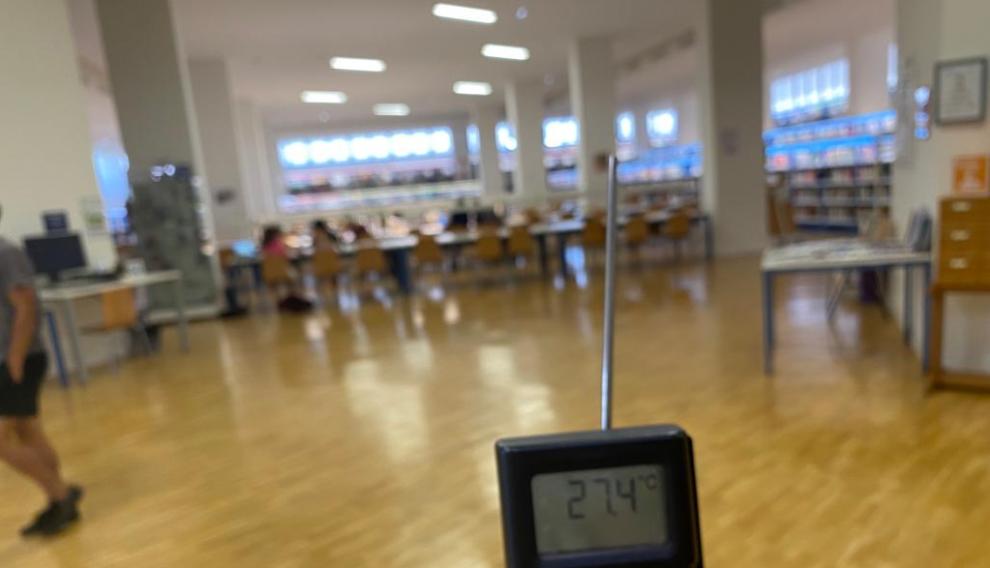 El termómetro marcaba 27,5 grados este miércoles a las 13.30 en la biblioteca de la facultad de Educación.