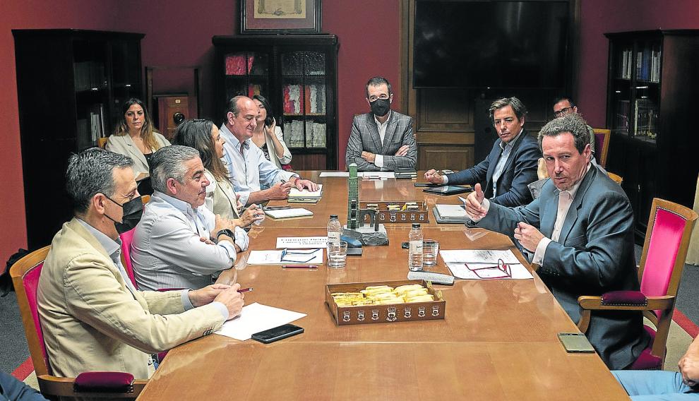 Xavier Urios y Enrique Bermejo, responsables de las Cámaras Oficiales de Comercio de España en Perú y Colombia, respectivamente, reunidos con empresas aragonesas en la Cámara de Comercio de Zaragoza.