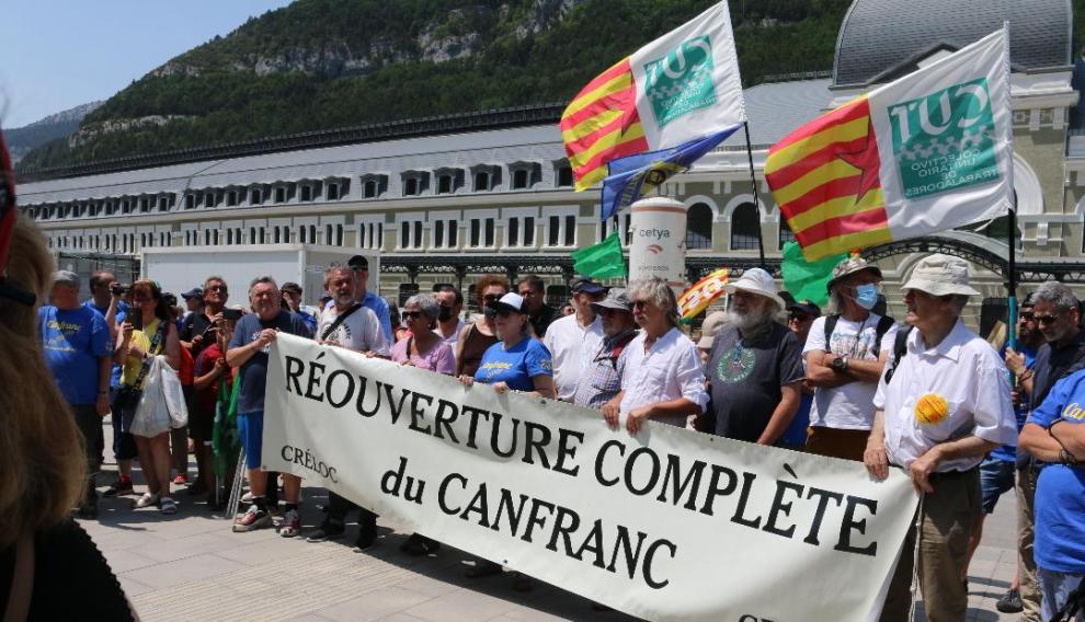 Participantes en la concentración por la reapertura del Canfranc y el tren azul.