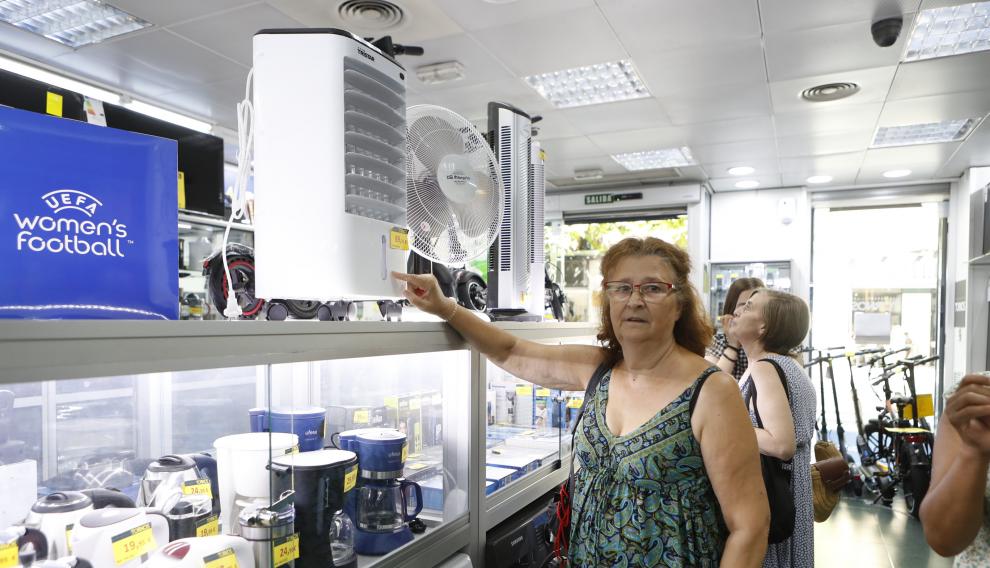 María Pilar Serrano mira un ventilador en una tienda de electrodomésticos.