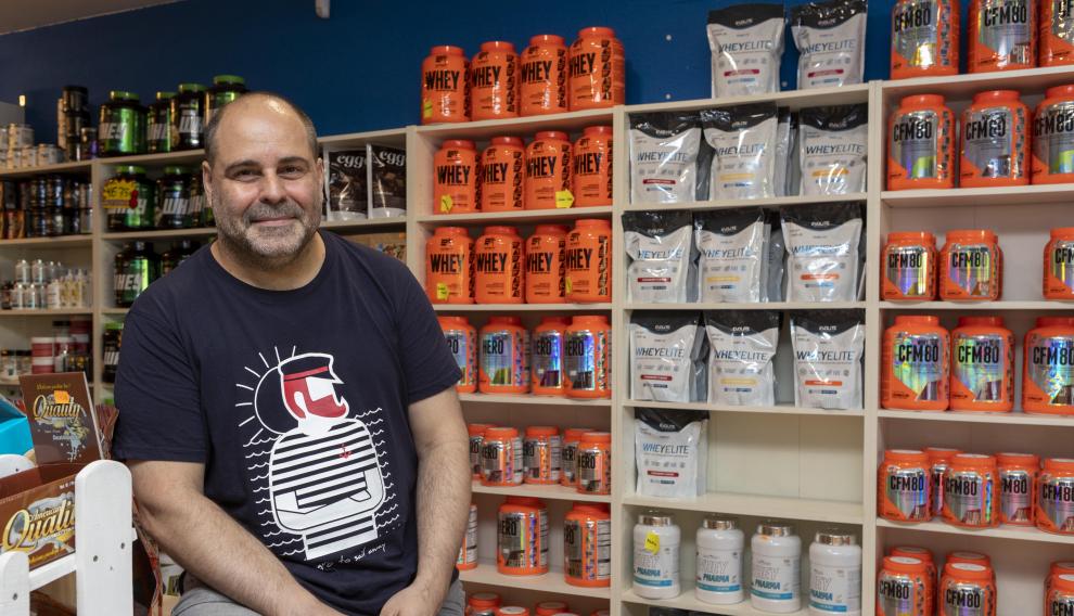 Pedro Luis Soria, dueño de una tienda de nutrición deportiva en Zaragoza, reconoce estar afectado por los problemas de la cadena logística, que faltan productos y que cuestan mucho más caros.