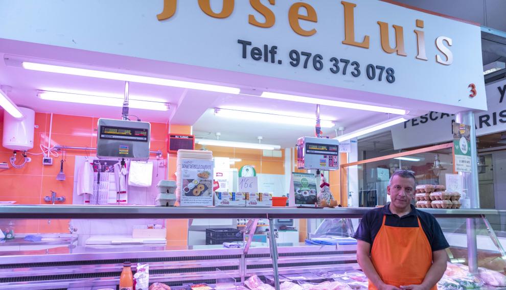 Autónomo desde hace 30 años, José Luis Paesa, dueño de una pollería en el mercado Fleta de Zaragoza asegura que es imposible repercutir toda la subida de precios al cliente y que eso se traduce en menores ingresos