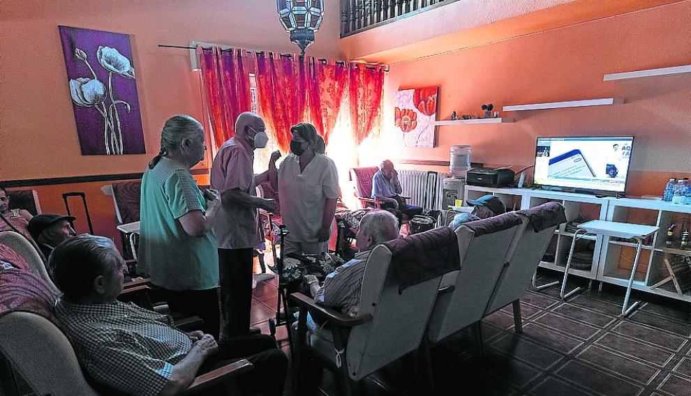 Los ancianos que fueron desalojados de la residencia de Villaroya de la Sierra volvieron este viernes al centro.