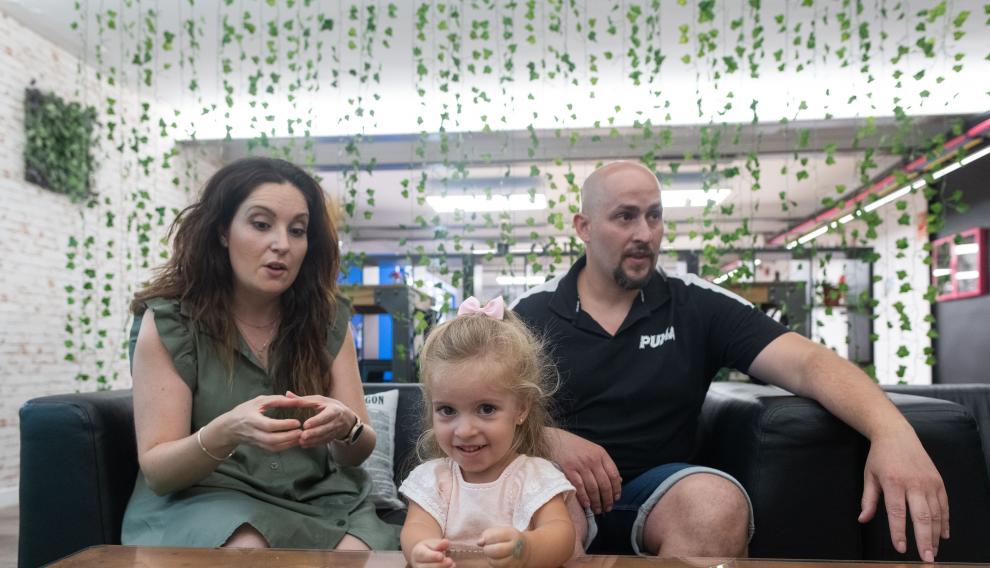 Pilar, Jonás y su hija Emma, de tres años, en un momento de la entrevista.