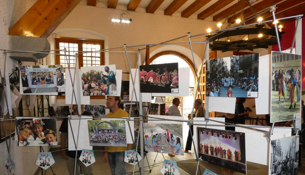 Jaca revive en una exposición fotográfica las 51 ediciones del Festival Folklórico de los Pirineos.