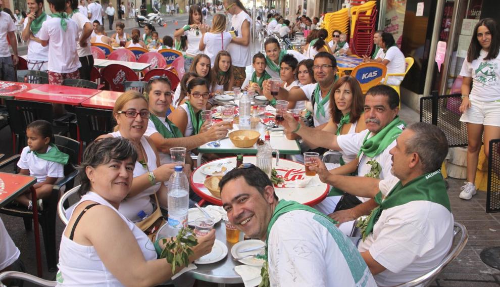 Almuerzo en el Coso, una tradición del inicio de las Fiestas de San Lorenzo en Huesca,