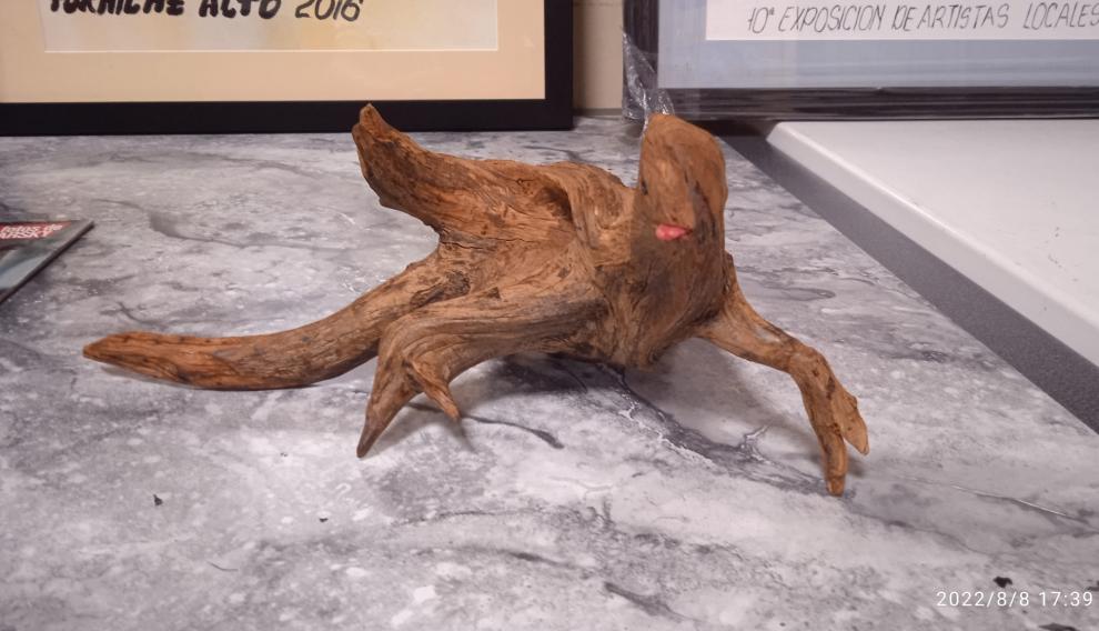 Escultura de un dinosaurio hecha con la raíz de un árbol, de Víctor Tomás.