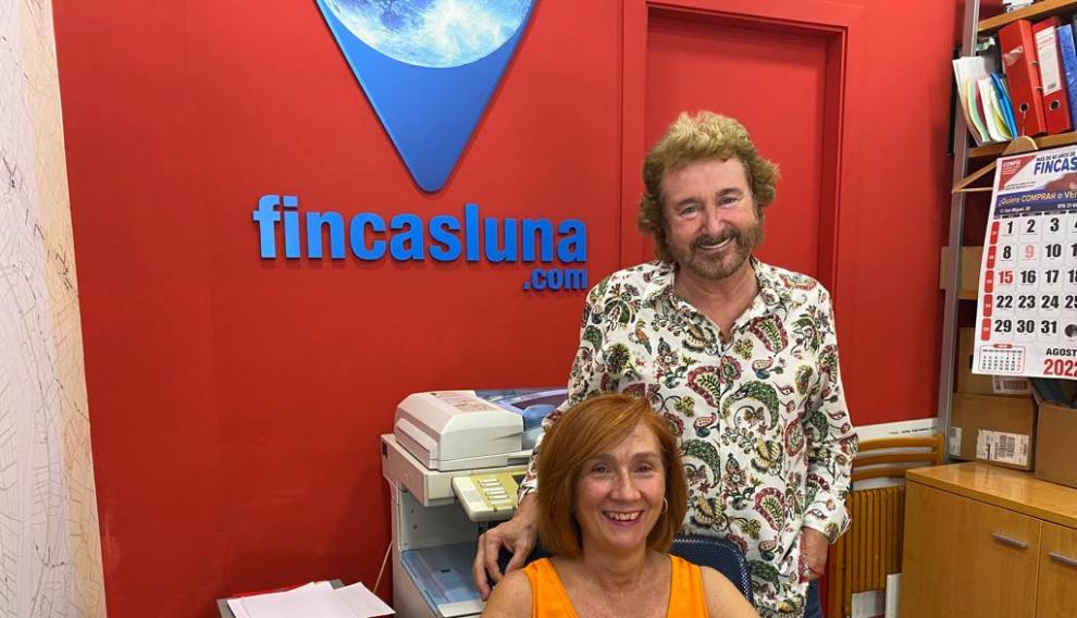 El dueño y una trabajadora de Fincas Luna.