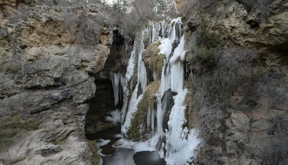 La cascada de Calomarde durante una ola de frío en 2017.