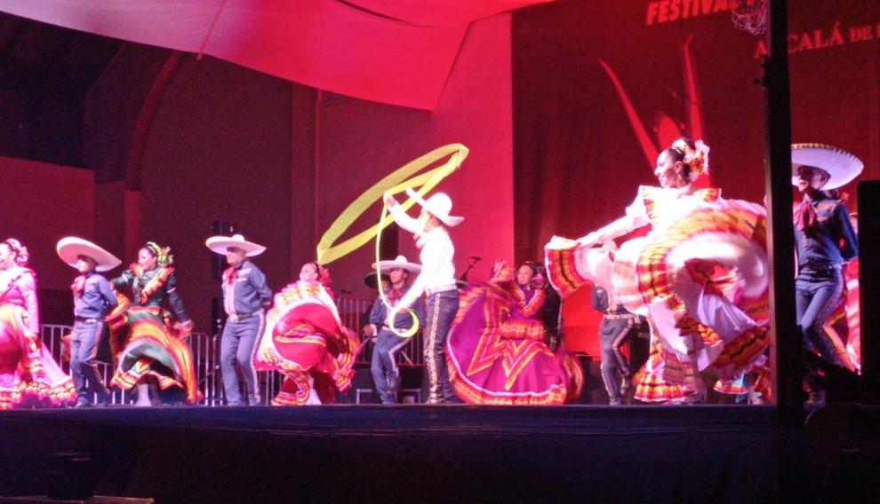 La Compañía de Danza “Fusión Folklórica” de Méjico, en el escenario de Alcalá de la Selva.
