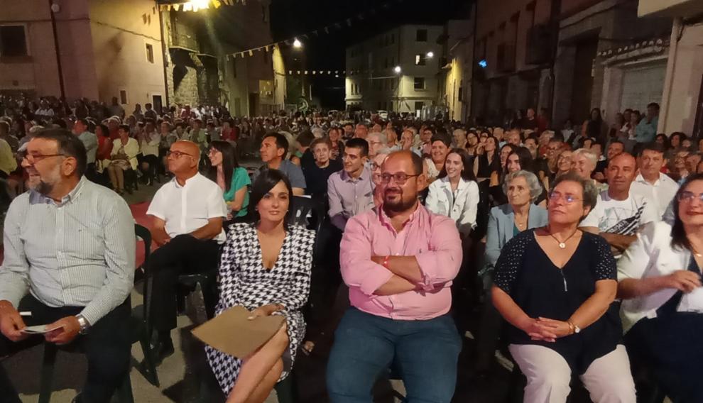 Lleno en la plaza de Sarrión en las fiestas patronales.