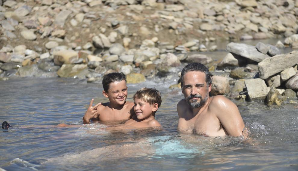 Pablo Subías, con sus hijos en Tiermas.