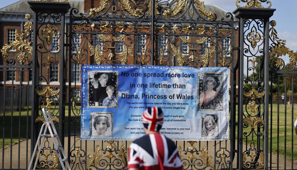 Un fan de Lady Di, esta semana, en el palacio de Kensington, donde residió.
 BRITAIN ROYALS DIANA