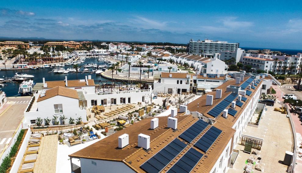 Instalación de paneles solares en un hotel de Menorca.