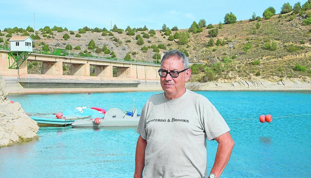 El presidente de la Comunidad de Regantes de Teruel, Francisco Gómez, en la orilla del pantano del Arquillo