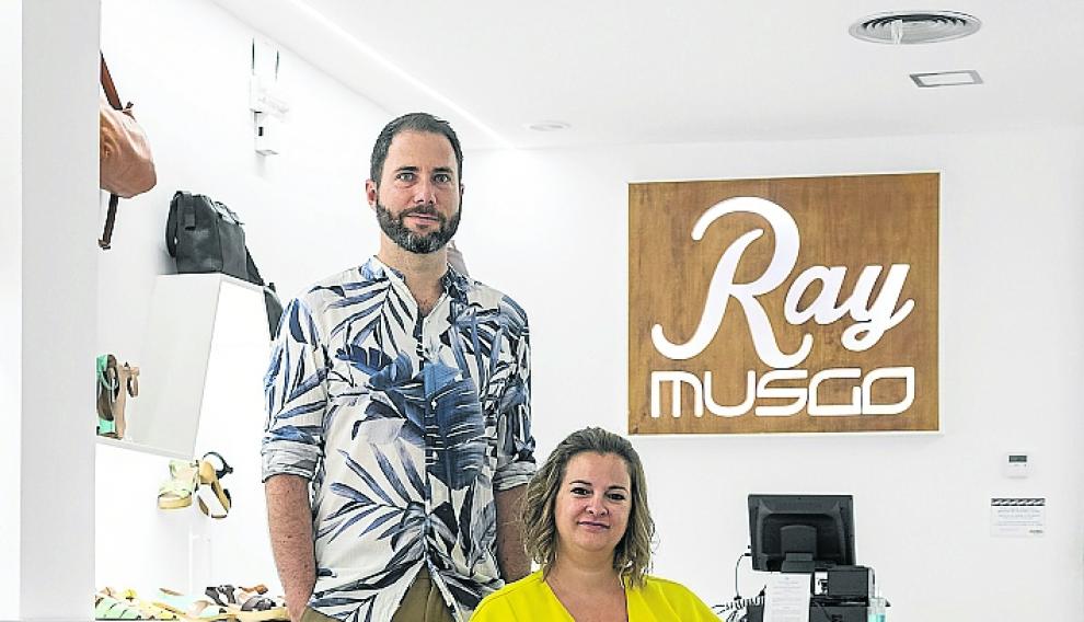 Lorena Gascó y Javier Sánchez dueños de la tienda de calzado ray musgo