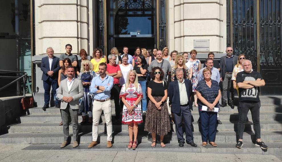 Concentración a las puertas de la Diputación Provincial de Zaragoza