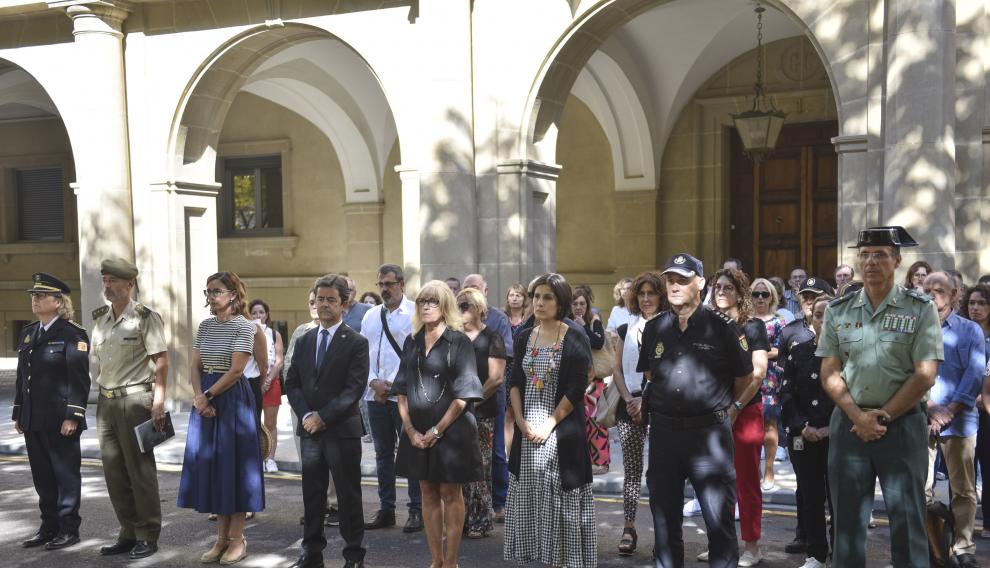 Minuto de silencio frente a la subdelegación del Gobierno en Huesca.