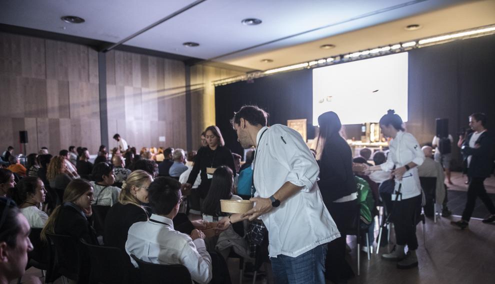 El público del congreso, degustando una de las preparaciones.