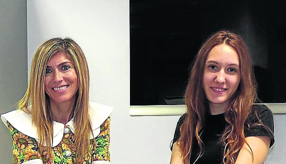 Cristina Pérez, de BSH, y Dalia Racoviteanu, en las instalaciones de BSH en Zaragoza.
