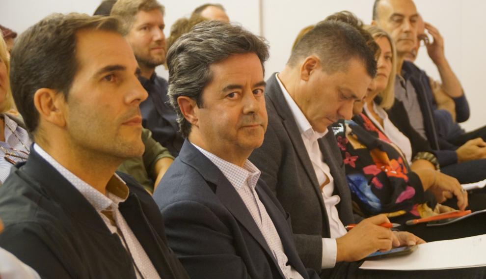 Luis Felipe, en el centro, en la reunión del Comité Provincial en Huesca.