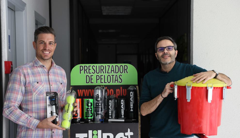 Juanjo Muñoz, propietario de la empresa Tuboplus con Germán Aguilar, responsable del grupo Mypa muestran los productos innovadores que han desarrollado para el deporte del pádel y del tenis.