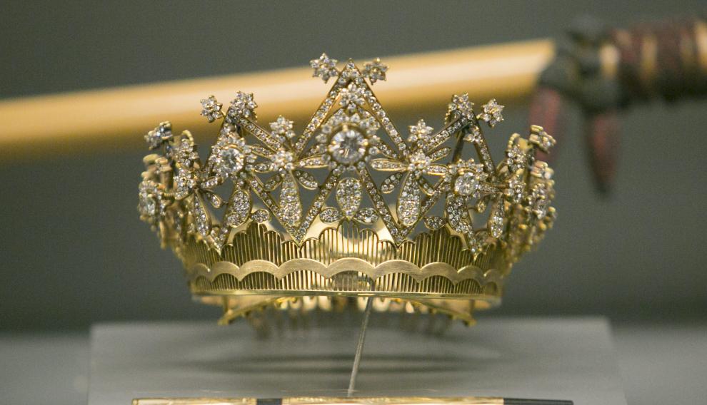 La corona la donó la reina Sofía en su primera visita al Pilar. A su lado, la estilográfica con la que el rey Juan Carlos I sancionó la Constitución.