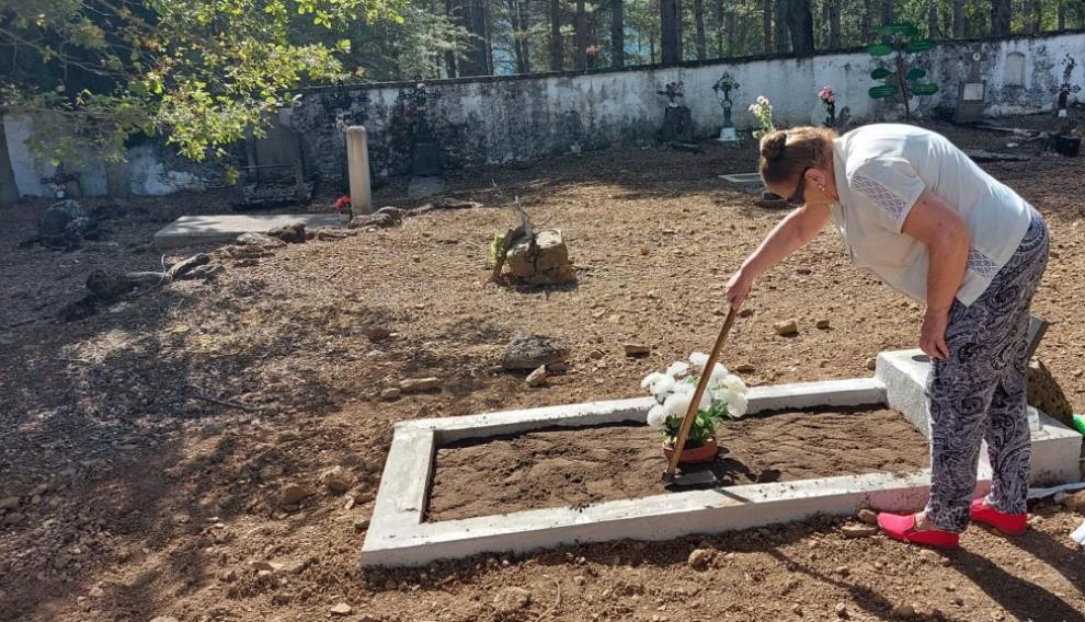 Familiares de vecinos de Tiermas acuden a cuidar y a enterrar en el cementerio histórico de la localidad que fue expropiada para hacer el pantano de Yesa.