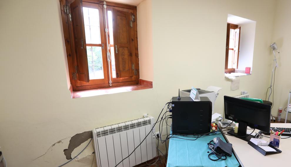 La pintura de las paredes del consultorio de Miravete de la Sierra se cae por la humedad.