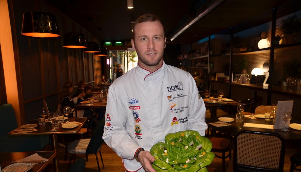 Rubén Martín, con la receta de Tajo Bajo, en Zaragoza.