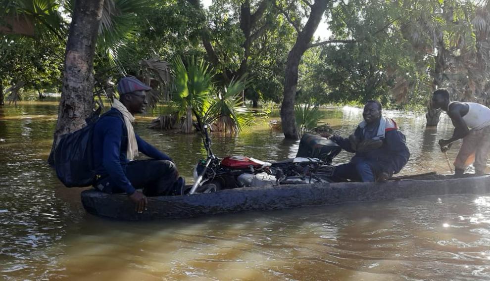 El obispo durante una inundación en El Chad.