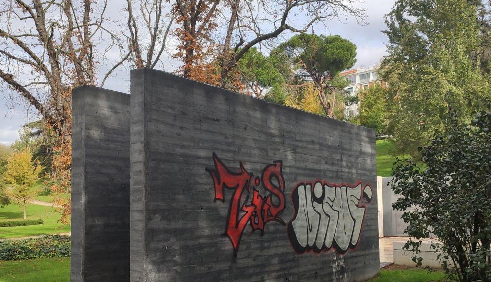 Pintada del monumento del Yak en el parque del Oeste, en Madrid.
