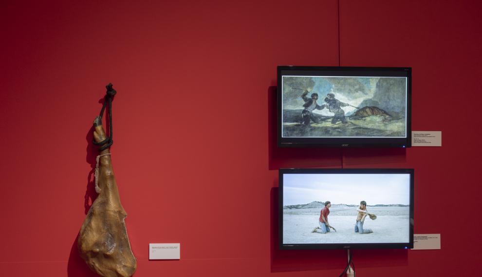 Un jamón, al lado del cuadro de Goya 'Duelo a garrotazos', en el que Bigas luna se inspiró en una escena de la película.