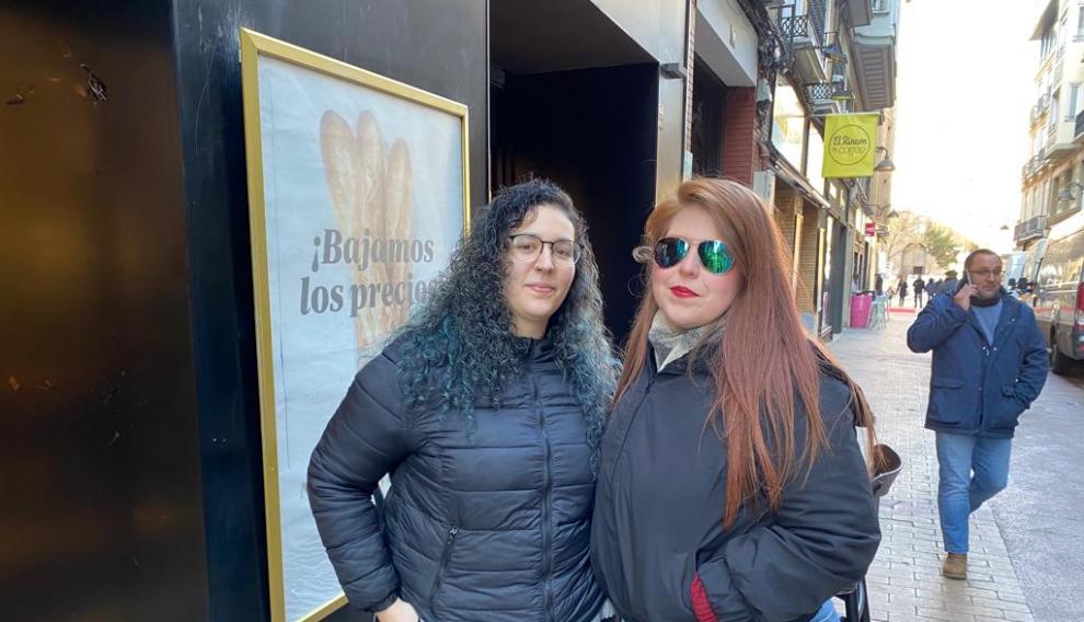 , Alexandra Ventura y Cristina Oriol posan en la calle Cinco de Marzo de la capital aragonesa.