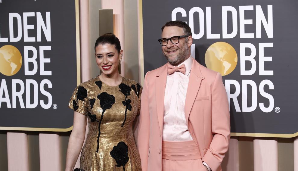 Seth Rogen, con un esmoquin rosa, posa con Laura Miller.