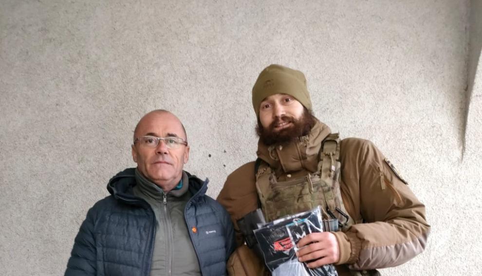 El voluntario zaragozano Jesús Arroyo, lleva ropa térmica al ultrafondista ucraniano Andreii Tkachuk, voluntario en el Ejército de Ucrania en la guerra contra Rusia, quien puede venir a la maratón de Zaragoza el 16 de abril.