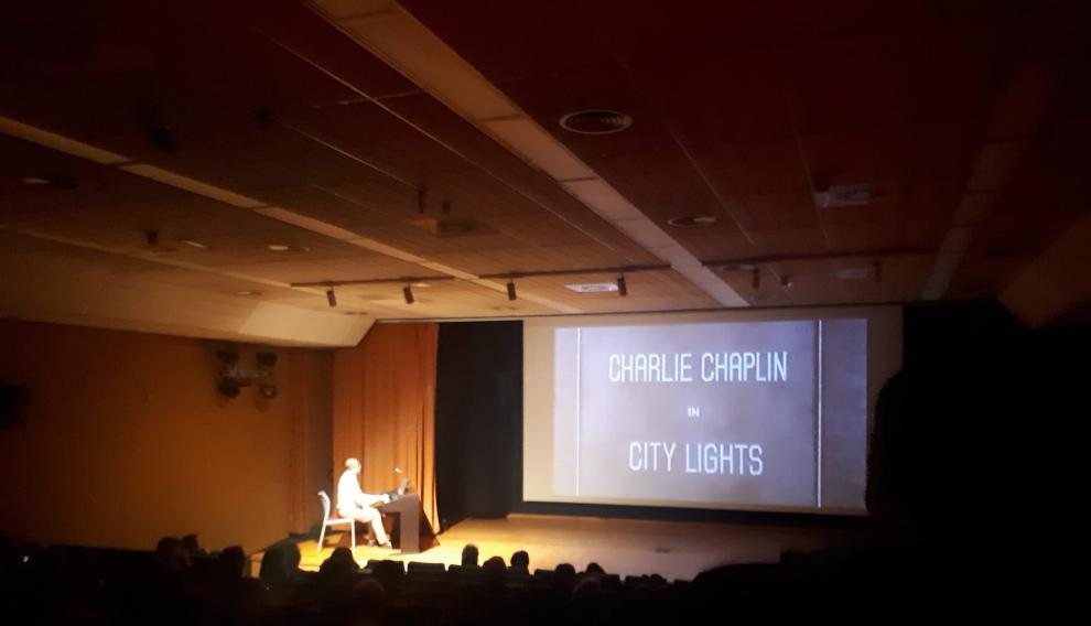 Una sesión de Chaplin con piano en el cine de Daroca.