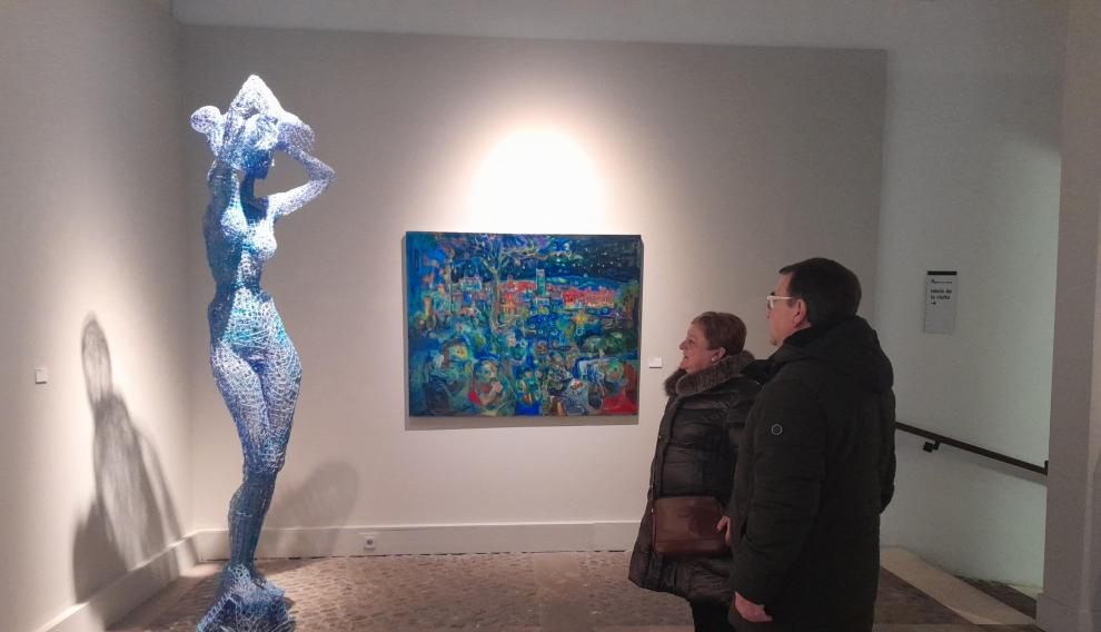 Dos visitantes del Museo contemplan una de las obras de la exposición 'El maravilloso vacío'.