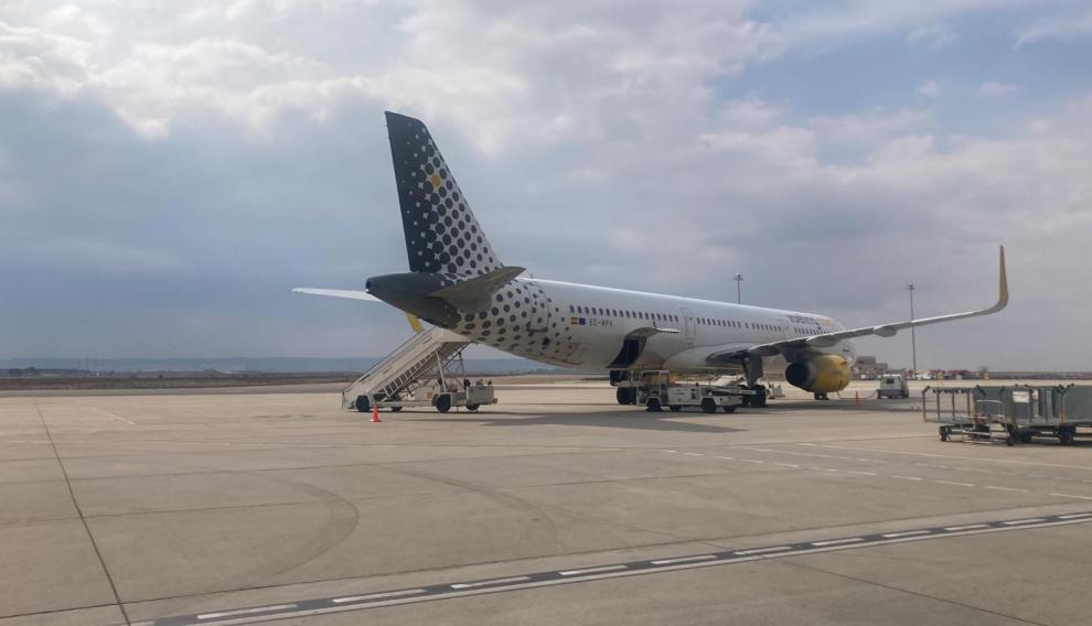 El avión de Vueling que hacía la ruta París-Agadir, en la plataforma del aeropuerto de Zaragoza.