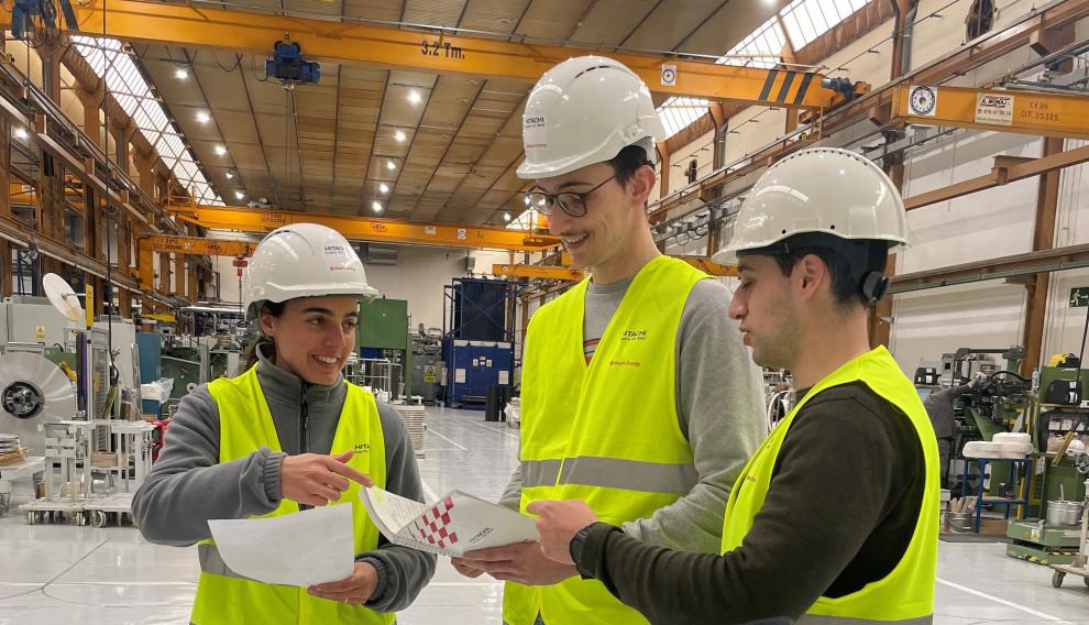 Cristina, Alberto y Jorge, ingenieros de Hitachi Energy, en la fábrica.