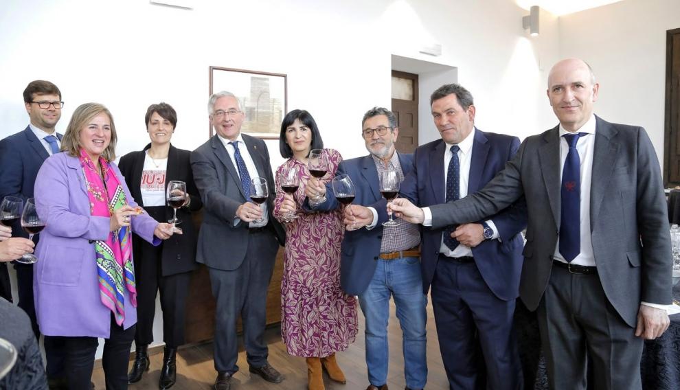 Responsables de la consejería de Agricultura y de la D. O. brindan por el proyecto pionero.