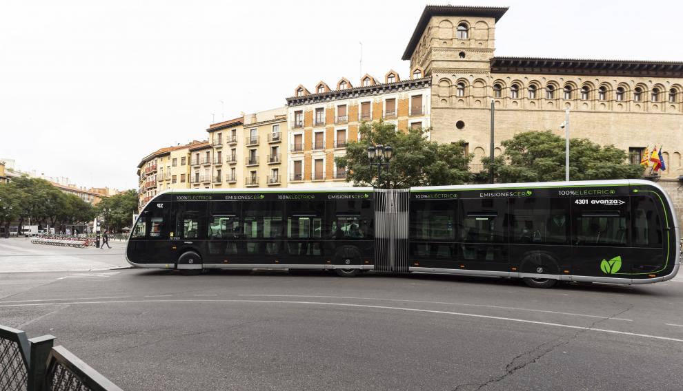 El autobús 100% eléctrico, circulando por Zaragoza.