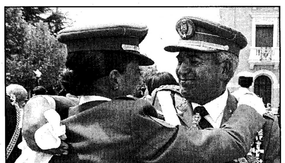 La entrega de despachos de la teniente Margarita Pardo de Santayana, que abraza a su padre, el entonces jefe de la Fuerza de Maniobra, Alfonso Pardo de Santayana, con el moño recogido en el acto celebrado el 13 de julio de 1998.