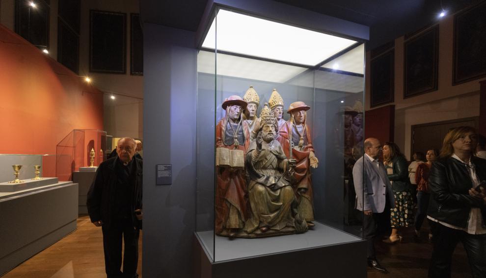 'San Pedro con dos cardenales y dos obispos'. Talla del siglo XVI cedida para la exposición por el Museo Marés.