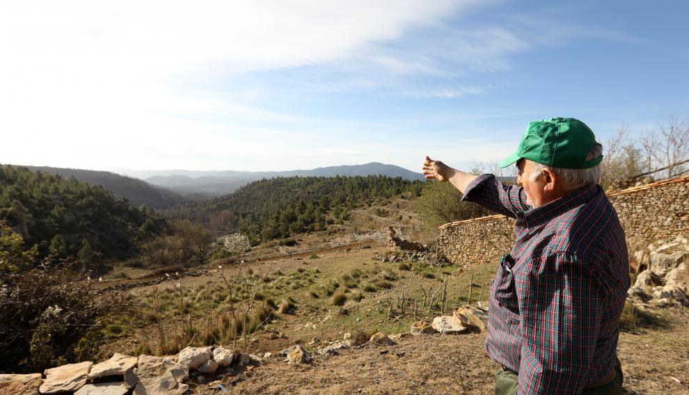Eliazar Peiro, vecino de Los Peiros, señala el panorama calcinado delante de su casa.