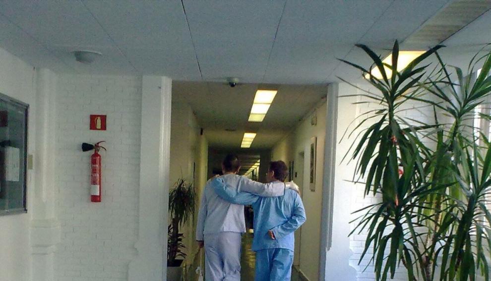 Servando y Tomás, en su primer encuentro en los pasillos del hospital Clínic de Barcelona tras la operación. La foto fue tomada por la esposa de Servando.