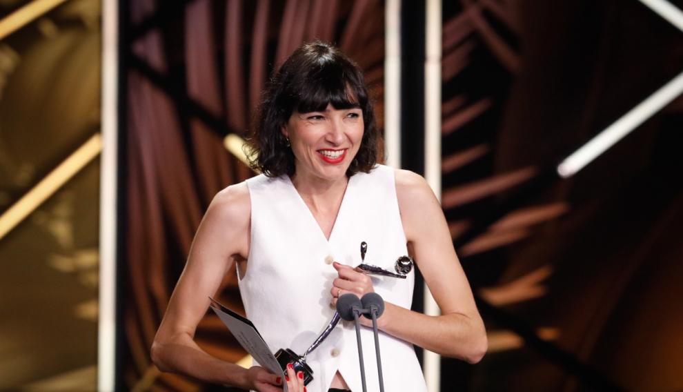 La aragonesa Isabel Peña recogió el premio al mejor director para Rodrigo Sorogoyen, ausente en la gala.