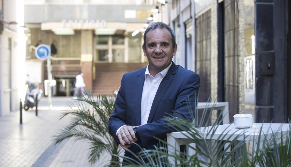 El inspector de Hacienda, Raúl Burillo, en la calle de Moneva.