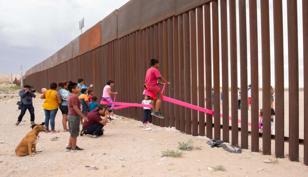 Los columpios que rompen el muro entre México y Estados Unidos.