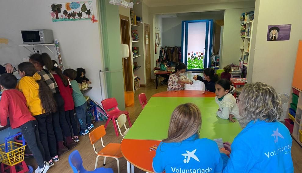 Las acciones de voluntariado de Caixabank llegan a muchas ciudades de España.